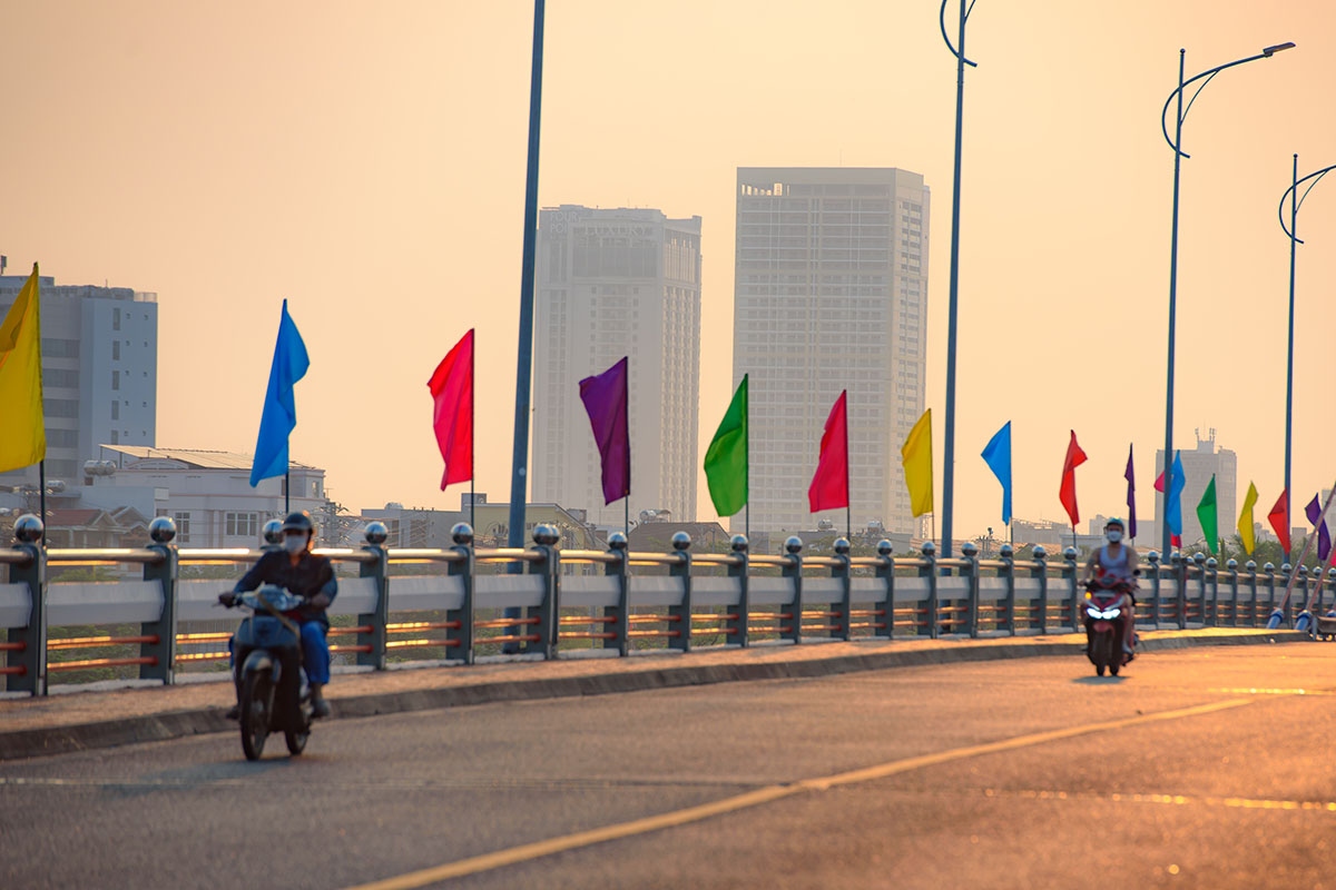 Cơ hoa trên cầu Sông Hàn nối đôi bờ vui