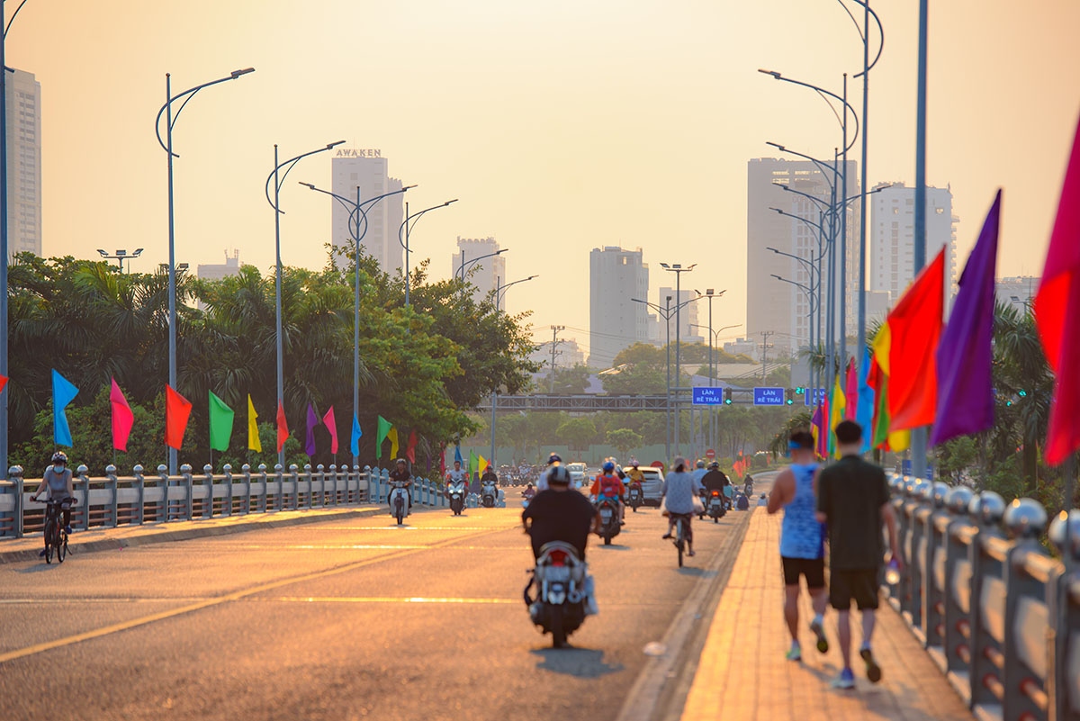 Sáng sớm trên cầu Sông Hàn.