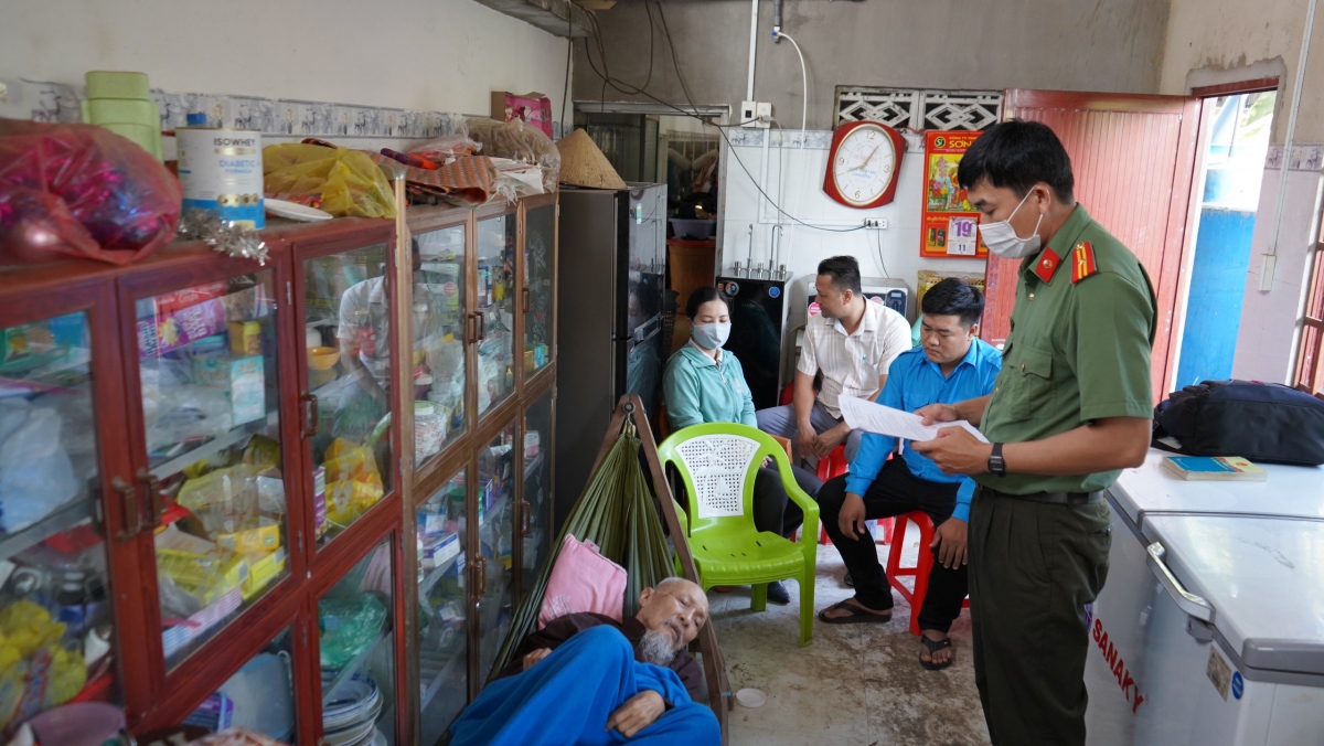 Cơ quan ANĐT Công an tỉnh Long An đọc quyết định khởi tố vụ án hình sự và khởi tố bị can đối với Lê Tùng Vân (Ảnh: Công an Long An)