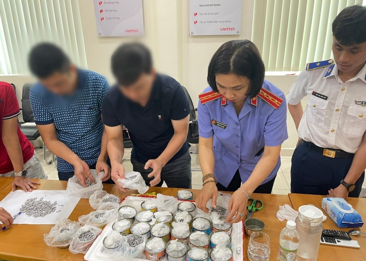 Cơ quan chức năng kiểm đếm tang vật thu giữ được.