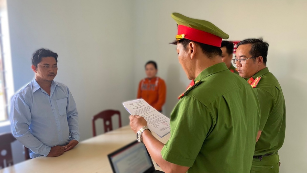 Cơ quan Công an tống đạt quyết định khởi tố bị can Trần Văn Út. Ảnh: Hải Linh