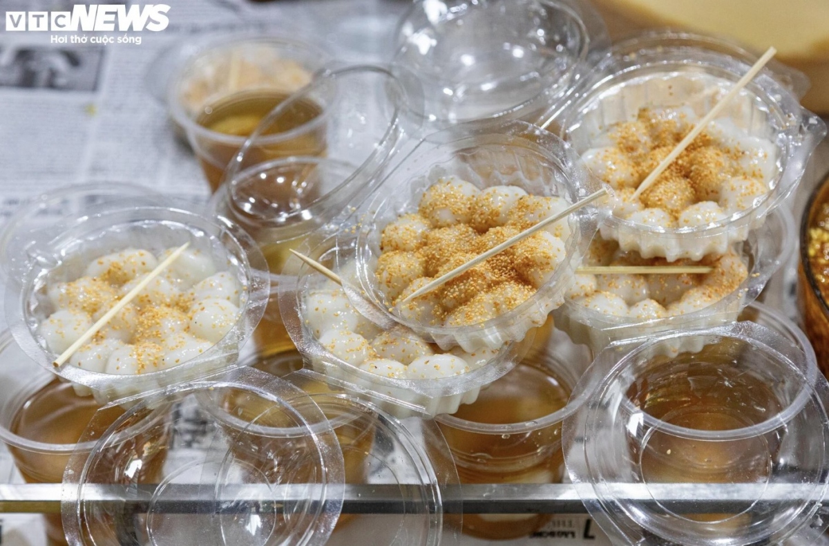 Every household prepares “Bánh trôi", floating cakes made of bits of brown sugar wrapped in glutinous rice paste and cooked by scalding in boiling water, and "Bánh chay", glutinous rice balls with mung beans filling and served in fragrant sweet soup, both of which are offered to their ancestors during the cold food festival (Tết hàn thực).