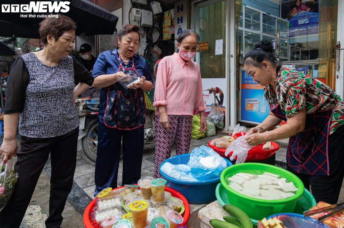 Sticky rice balls are sold by shops throughout many of the capital’s traditional markets, including Thanh Ha, Hang Be, and Cau Dong markets.