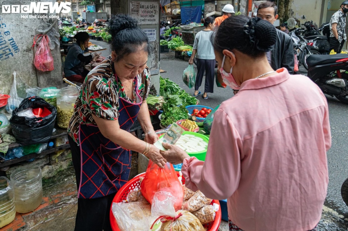 Wet markets are bustling on the morning of April 10 as locals prepare floating cakes to worship their ancestors during the cold food festival.