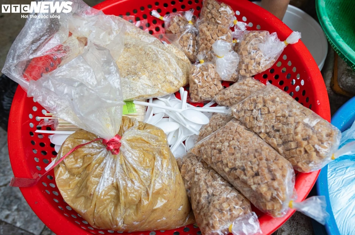 “Bánh trôi” are small white balls made of glutinous rice flour with pieces of brown sugar inside, while “Bánh chay” are bigger and filled in with green bean paste.