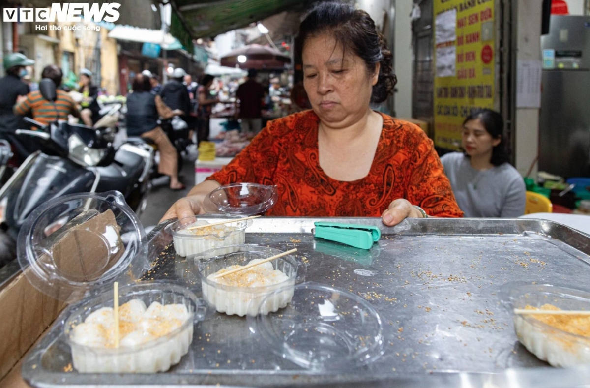 Shops have in stock ready-made cakes, as well as the right ingredients to make fresh cakes for customers.