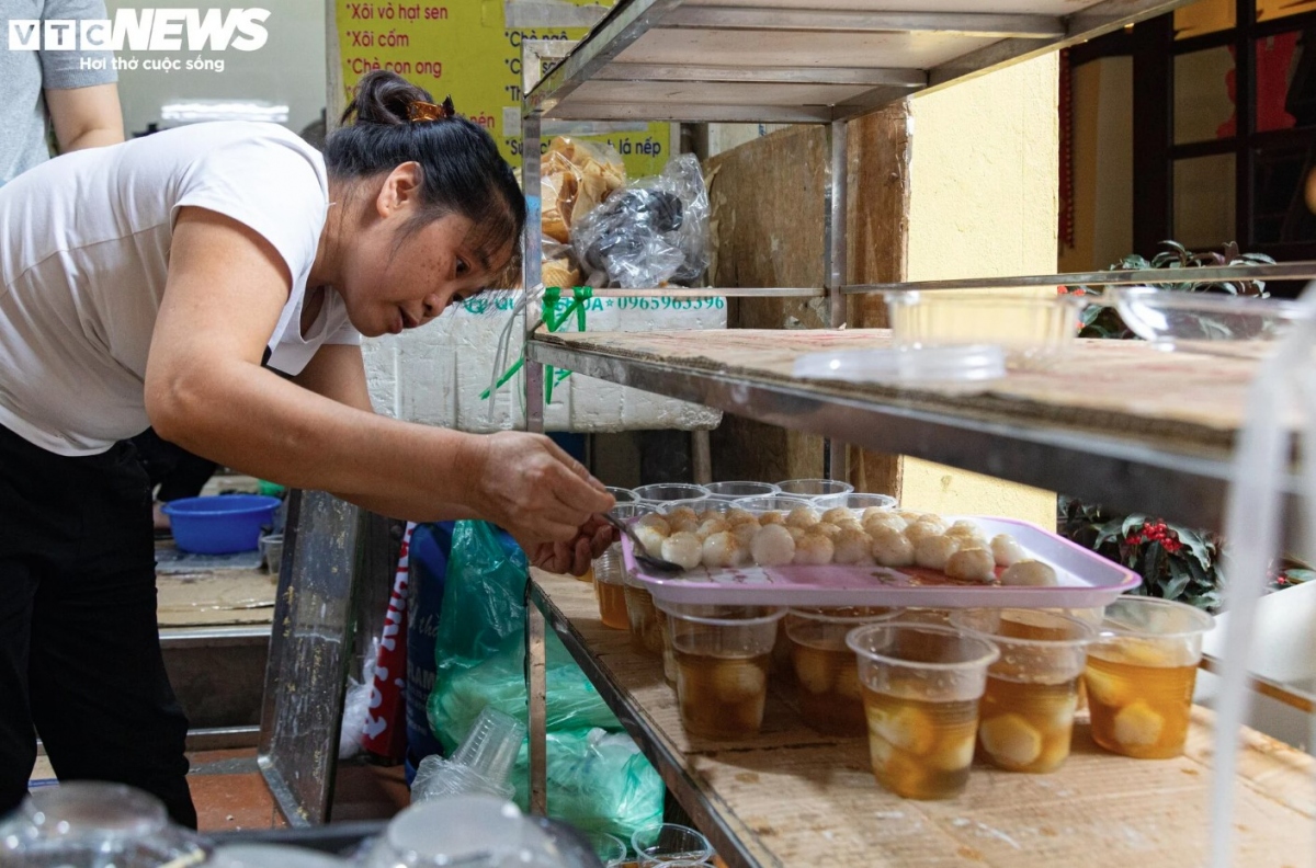 A trader working at Thanh Ha market shares that her family often stay up all night to make enough cakes in order to meet demands from consumer these days.