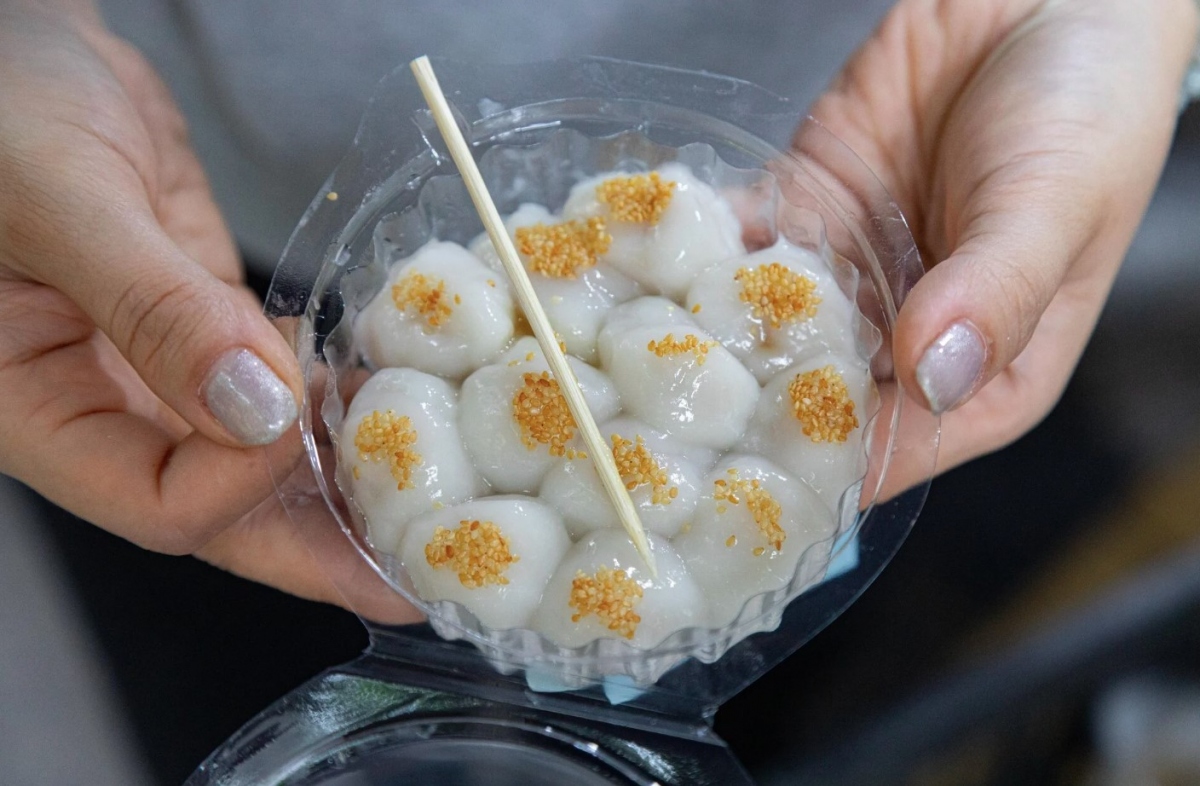 A plate of “Bánh trôi" and a bowl of "Bánh chay" costs anywhere from VND15,000 to VND20,000.