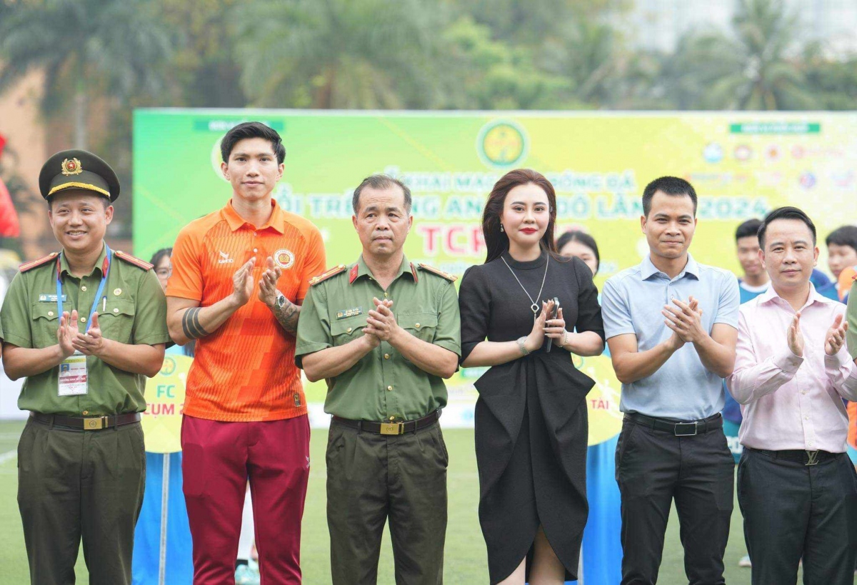 Hoa hậu Phan Kim Oanh và cầu thủ Đoàn Văn Hậu tham dự sự kiện bên lề giải đấu