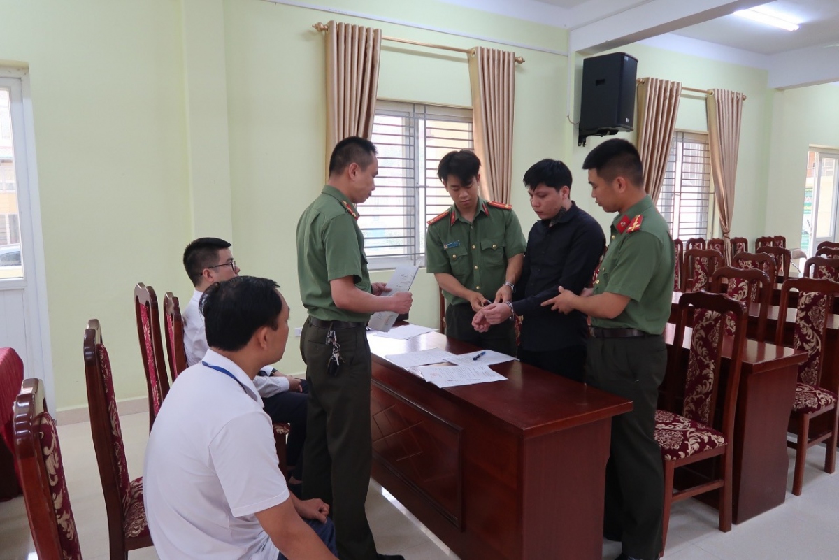Công an tỉnh Bắc Kạn thi hành lệnh bắt tạm giam đối với Trần Văn Thao.