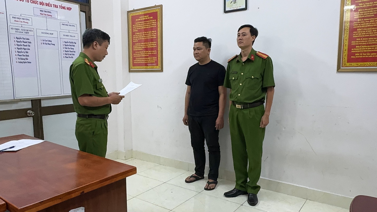 Công an tống đạt các quyết định đối với các bị can. (Ảnh: C.T)