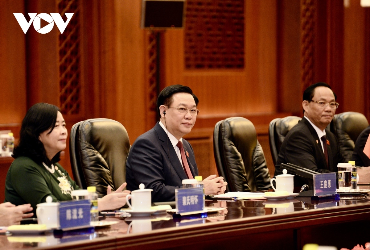 Chủ tịch Quốc hội Vương Đình Huệ mong muốn hai bên cùng xây dựng hình ảnh đầu tư mới của các doanh nghiệp lớn, có năng lực, uy tín, công nghệ của Trung Quốc tại Việt Nam, đồng thời phối hợp xử lý dứt điểm các vướng mắc tại một số dự án hợp tác, đẩy nhanh tiến độ triển khai các khoản viện trợ không hoàn lại của Trung Quốc dành cho Việt Nam; nghiên cứu hợp tác xây dựng một số dự án đường sắt khổ tiêu chuẩn đoạn Hà Nội - Lào Cai, Hà Nội - Quảng Ninh, Hà Nội - Lạng Sơn...