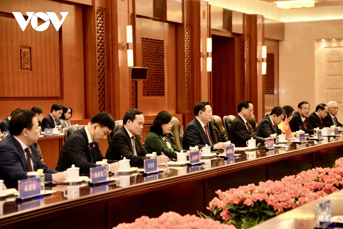 Hai bên cũng đi sâu trao đổi ý kiến chân thành, thẳng thắn về vấn đề trên biển, nhất trí tiếp tục thực hiện nhận thức chung của Lãnh đạo hai Đảng, hai nước, kiểm soát thỏa đáng bất đồng, duy trì hòa bình, ổn định ở Biển Đông.