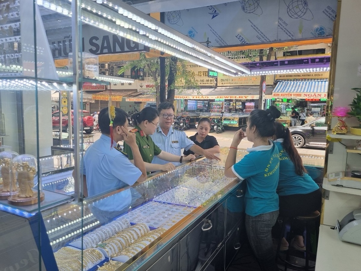 Cục Quản lý thị trường TP.HCM cho biết, một số tiệm vàng ở TP.HCM bày bán vàng trang sức không rõ nguồn gốc. (Ảnh: QLTT)