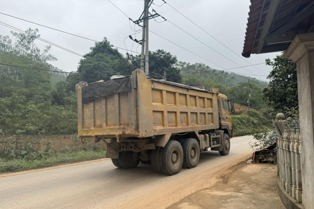 Nhiều xe thành thùng đã cao ngất rồi nhưng còn be thêm thành thùng lên cao hơn để chở được nhiều.