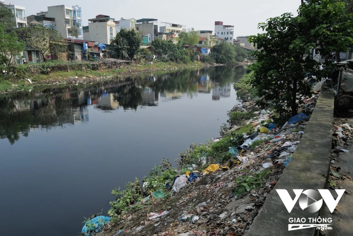 Sông Nhuệ cách đây chừng 20 năm vẫn còn khá sạch, nhưng nay cũng đã thành sông chết, với làn nước đen đặc, hôi thối và ngập rác thải
