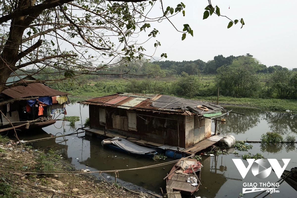 Ngay cả với dòng sông Hồng, con sông lớn chảy qua địa bàn Hà Nội cũng không tránh được số phận đang bị chết dần chết mòn... Lòng sông dần bị thu hẹp, những nhánh sông cũng bị chặn dần bởi rác thải... Dòng nước cũng đen đặc, hôi thối không khác gì các dòng sông khác