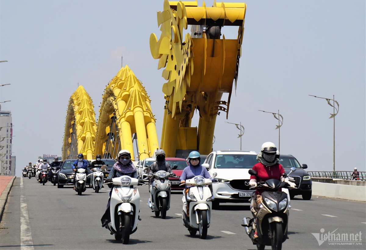 According to data released by the National Centre for Hydro-Meteorological Forecasting, a heat wave hits Da Nang with temperatures reaching 38 degrees Celsius on April 2.