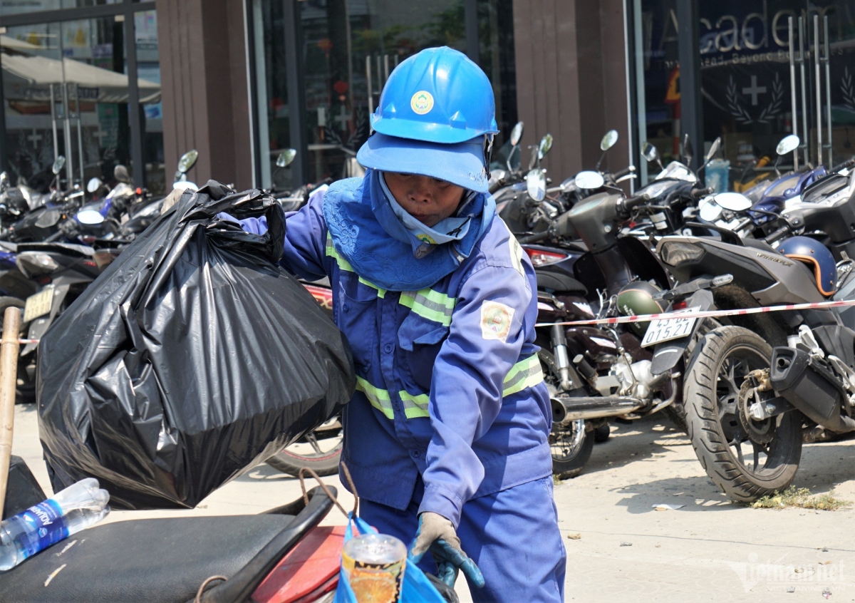 A worker continues her job despite outdoor temperatures reaching more than 38 degrees Celsius.