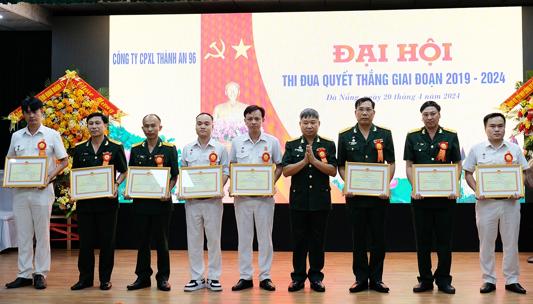 Đại tá Hoàng Đức Trúc, Giám đốc Công ty (Thứ 4 từ phải sang) tặng bằng khen cho các tập thể
