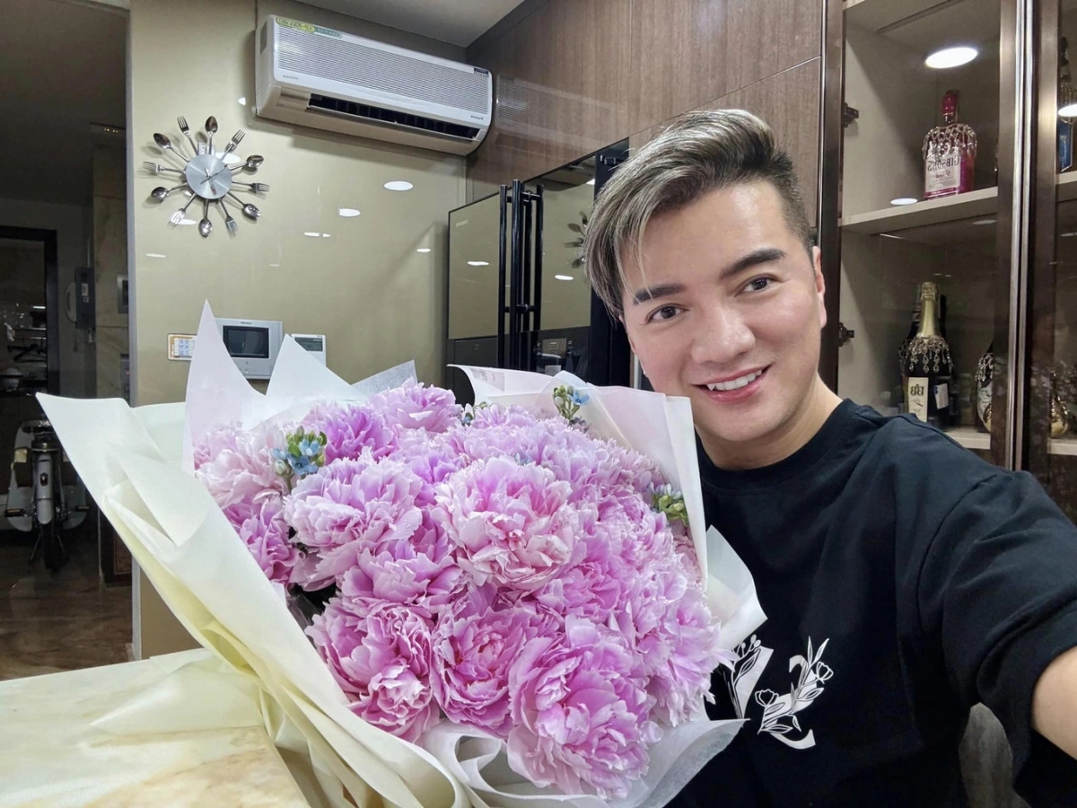 Đàm Vĩnh Hưng có bài chia sẻ dài, phản hồi trước những nghi vấn xung quanh chuyện đời tư của mình.
Giọng ca Tình ơi xin ngủ yên cho biết trước nay anh thường nhận những câu hỏi về danh tính "nửa kia", khi nào lấy vợ... Ca sĩ khẳng định anh không quan trọng chuyện kết hôn mà luôn tập trung làm việc kiếm tiền.
"Có những câu hỏi nhưng cùng một nội dung mà không biết bao nhiêu người đã hỏi: Khi nào mới lấy vợ? Người yêu Đàm Vĩnh Hưng là ai? Đàm Vĩnh Hưng là ai? Trai hay gái...
Thật lòng nhé, lấy vợ, lập gia đình không phải mục đích cao nhất của tôi. Mục đích lớn nhất của tôi là làm sao cho gia đình đủ đầy, hạnh phúc, làm sao để cái nghèo không quay trở lại nữa", Đàm Vĩnh Hưng chia sẻ. (Nguồn: Dân trí)