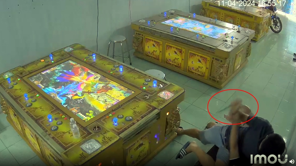 Nam thanh niên dùng dao đâm quản lý tiệm game cướp tiền - Ảnh cắt từ video