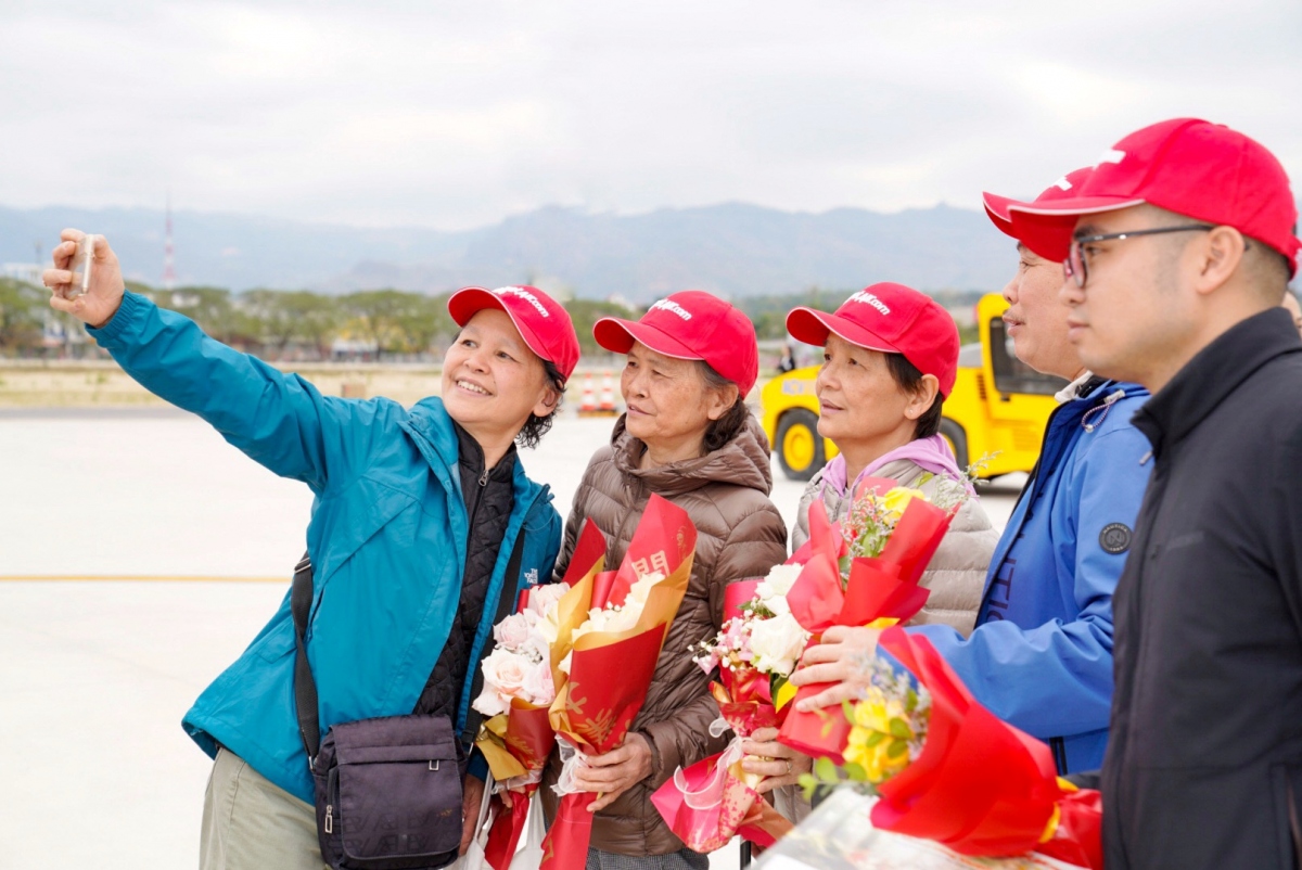 Những hành khách trong chuyến bay đầu tiên của Vietjet kết nối Hà Nội với Điện Biên trong dịp kỷ niệm 70 năm Chiến thắng Điện Biên Phủ. (Ảnh: TL)
