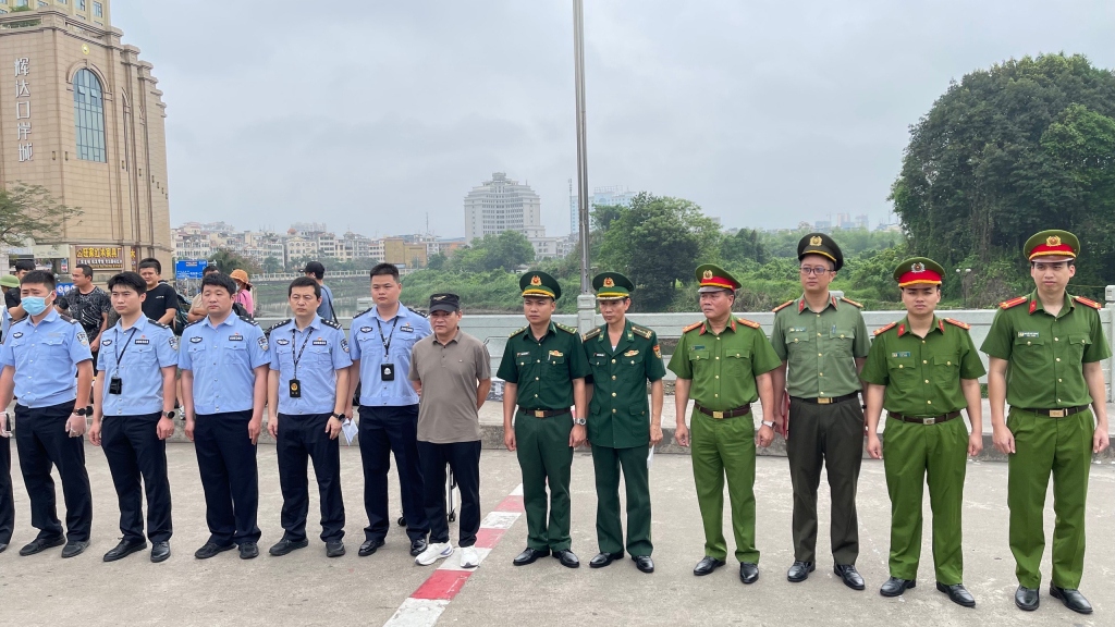 Đối tượng Liu Chi Sheng được bàn giao cho Cục Công an Thành phố Đông Hưng, Trung Quốc.