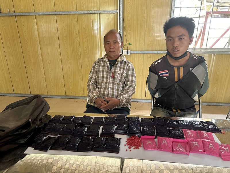 Đối tượng Sua Sè Vàng (trái) và Cha Vàng (phải) cùng tang vật