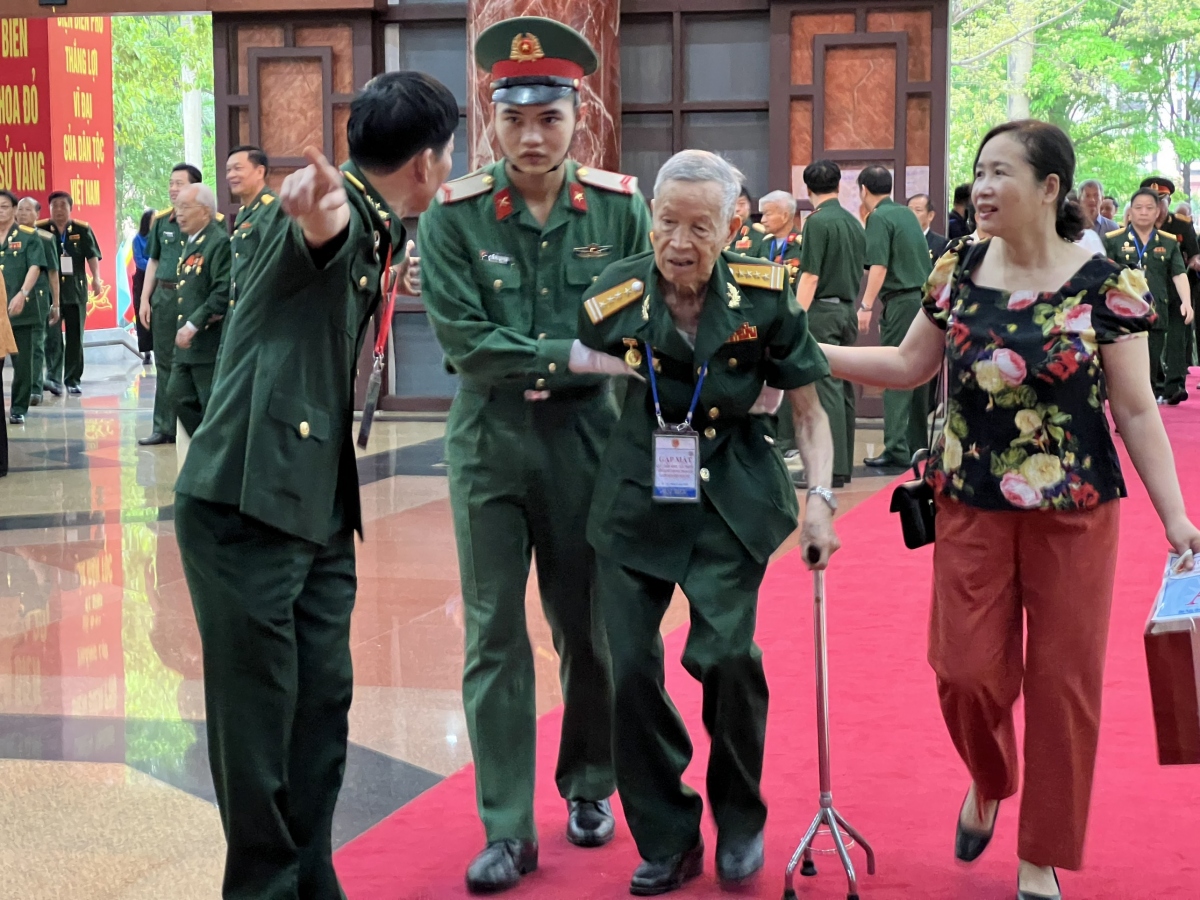 Nhân kỷ niệm 70 năm Chiến thắng Điện Biên Phủ (7/5/1954 - 7/5/2024), sáng 23/4, tại Hà Nội, lãnh đạo Đảng, Nhà nước đã gặp mặt với 300 đại diện cựu chiến binh, cựu thanh niên xung phong trực tiếp tham gia Chiến dịch Điện Biên Phủ.
