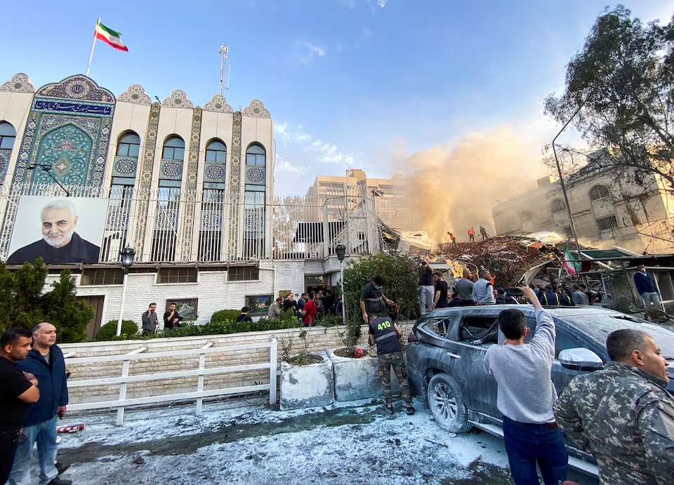 Bên ngoài Đại sứ quán Iran ở Damascus (Ảnh: Reuters)