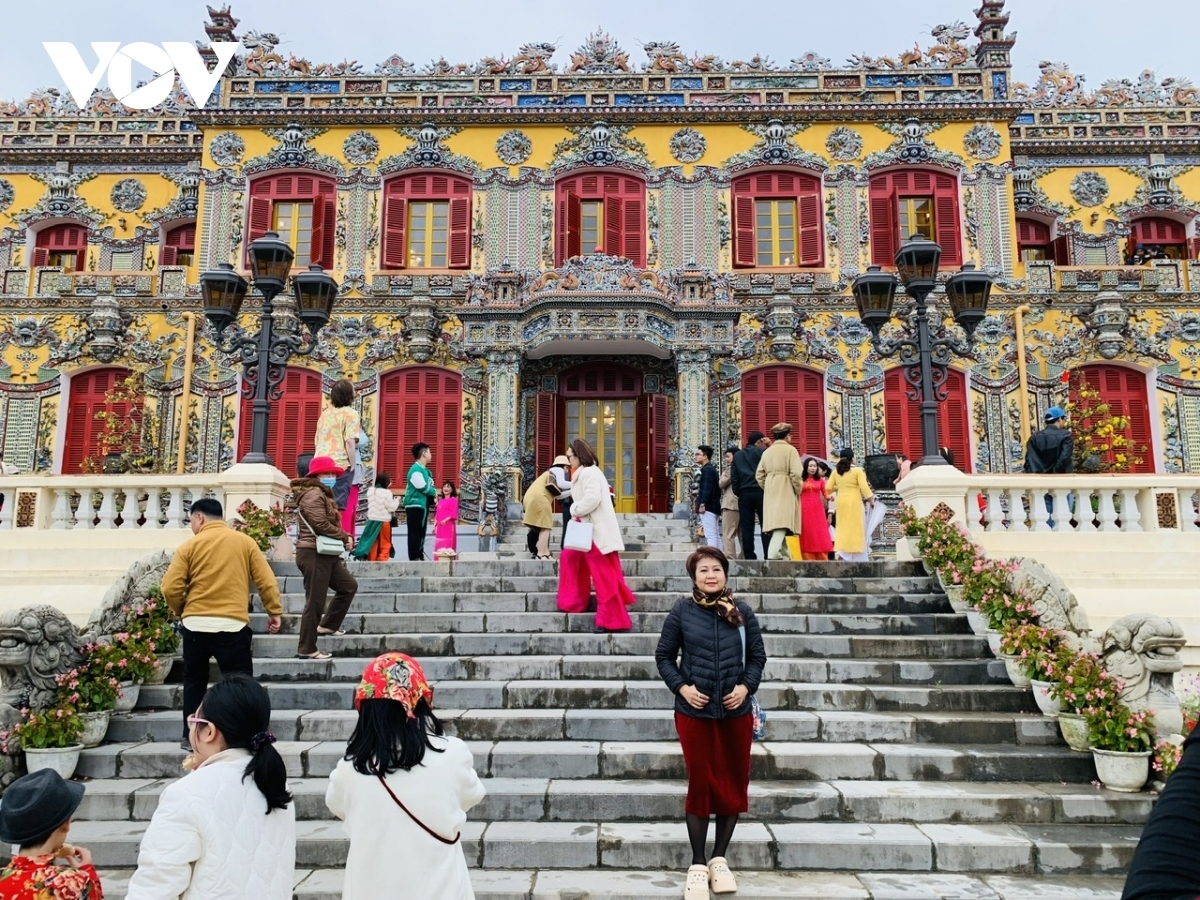 Du khách tham quan điện Kiến Trung tại Huế.