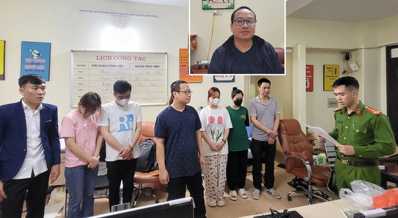 Nguyễn Minh Đức (thứ 4 từ trái sang) và các nhân viên cấp dưới.