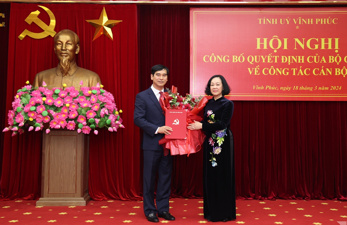 Thường trực Ban Bí thư, Trưởng Ban Tổ chức Trung ương Trương Thị Mai trao quyết định cho đồng chí Dương Văn An, Bí thư Tỉnh ủy Bình Thuận giữ chức Bí thư Tỉnh ủy Vĩnh Phúc nhiệm kỳ 2020 - 2025.