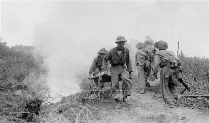 Lực lượng y tế và đội ngũ quân y luôn bám sát trận địa, cứu chữa kịp thời cho các chiến sĩ bị thương. (Ảnh tư liệu TTXVN)