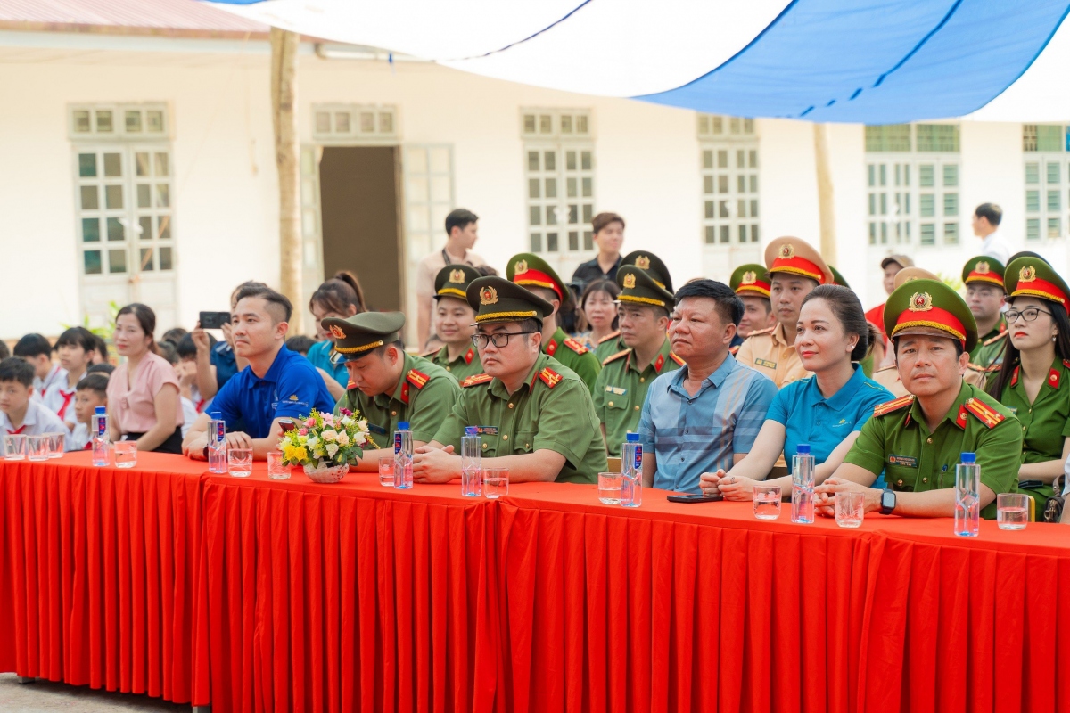 Đại diện Vietnam Airlines và Công an TP Hà Nội trong buổi Lễ trao tặng Thư viện xanh