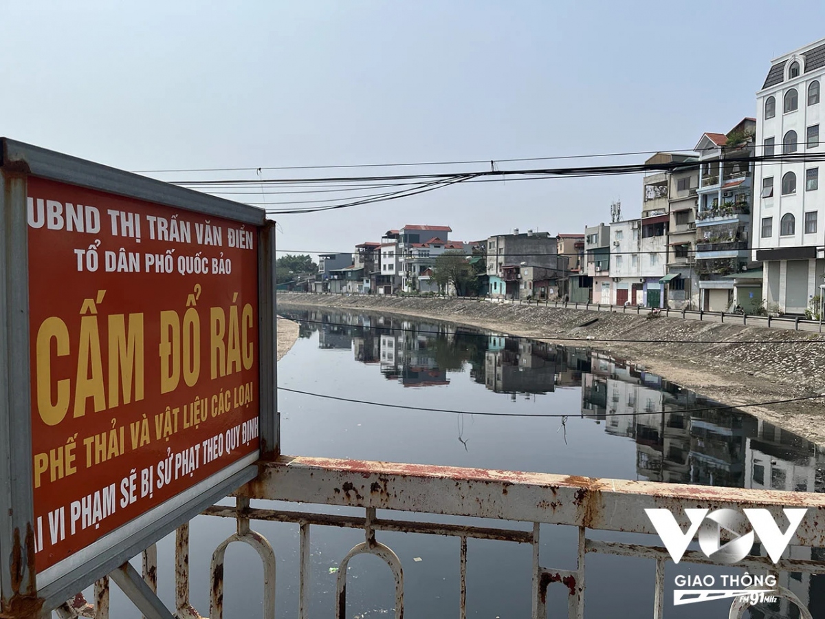 Anh Khánh, ở thị trấn Văn Điển, nhà ngay sát bờ sông cho biết, sống ở đây từ bé nên đã "quen" với mùi nước sông bốc lên.... Nhưng điều đáng nói ở chỗ, hai đứa con của anh từ bé đã mắc rất nhiều bệnh, và thường xuyên phải vào viện, đặc biệt là các bệnh về hô hấp