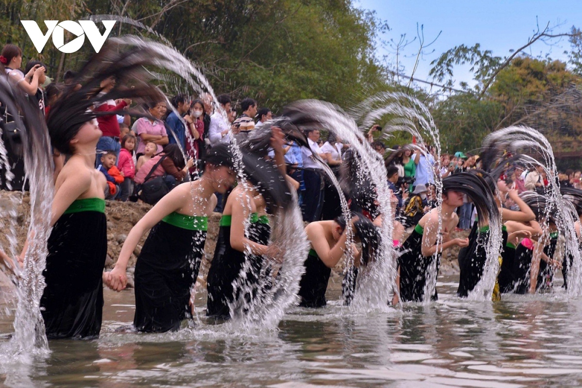 For Thai ethnic people, washing hair in the stream means seeing bad luck be washed away by the water currents.