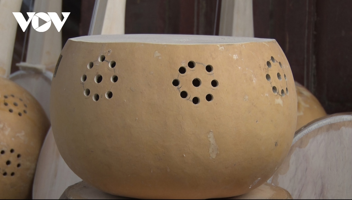 The gourd should be old enough to have a thick shell and be able to produce sharp, clear sounds when tapped. It should be a round gourd with a diameter between 60 and 70 cm.