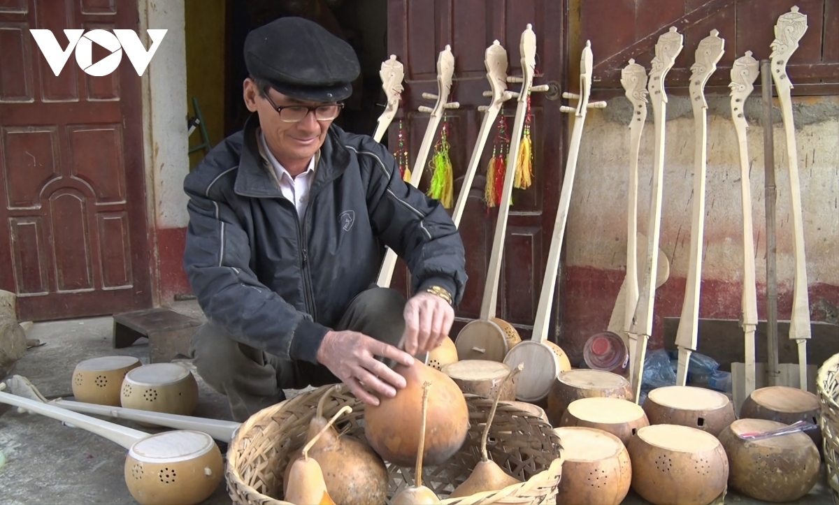Artisan Truong Van Duc of Hoa Chung ward shares that the sound box is made from half of a dried gourd fruit, the neck is made from mulberry wood, and the strings made using twined silk cord.