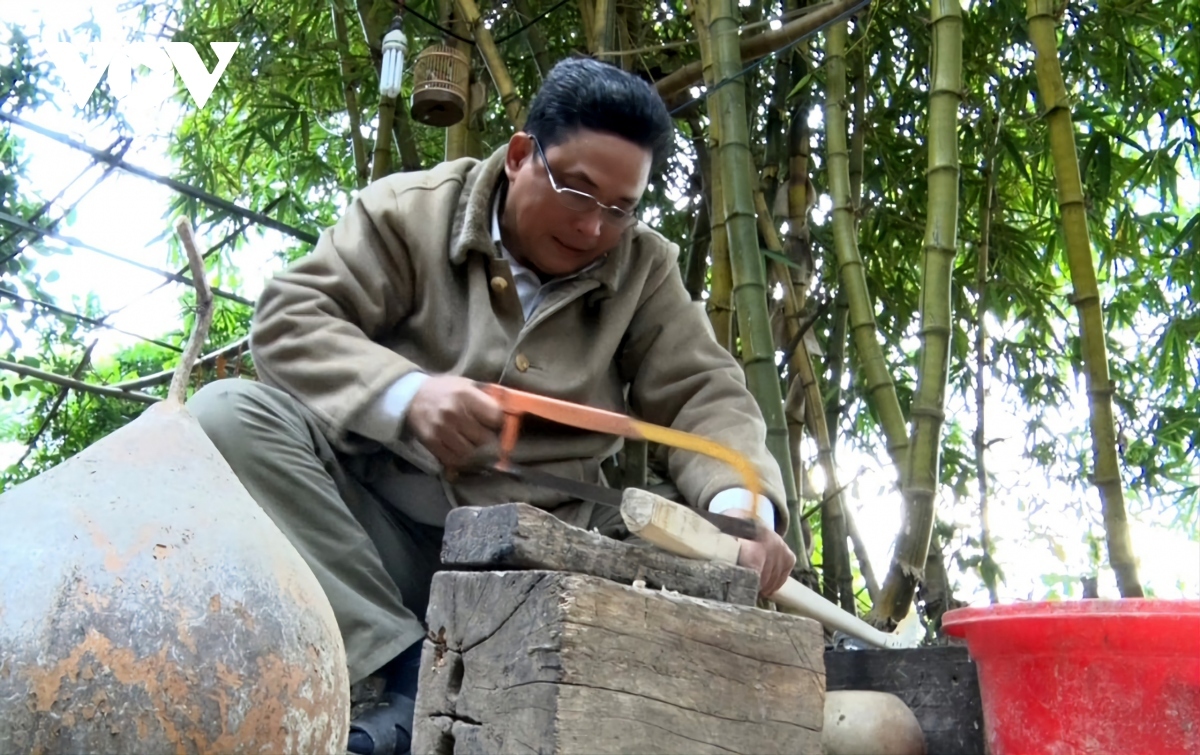 Each ethnic group has its own special techniques for making the Tinh instrument.