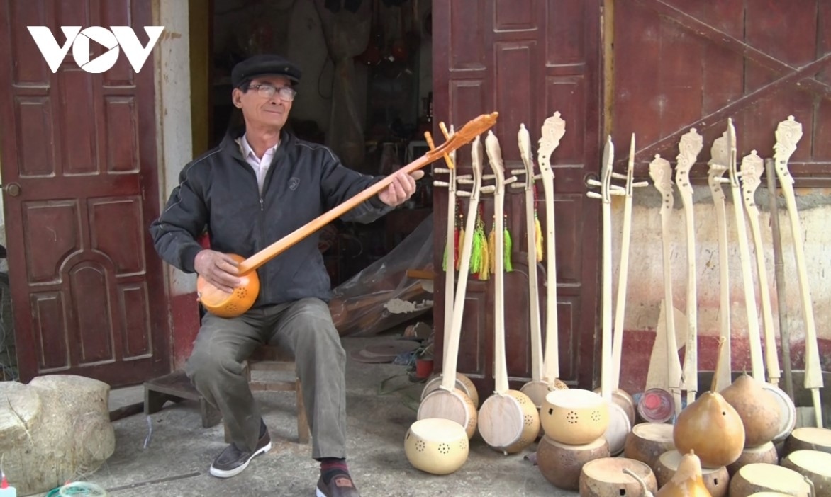 Six groups of nine holes are created around the gourd, with 54 holes in total. The size of the holes depends on the size of the gourd, according to artisan Van Duc.
