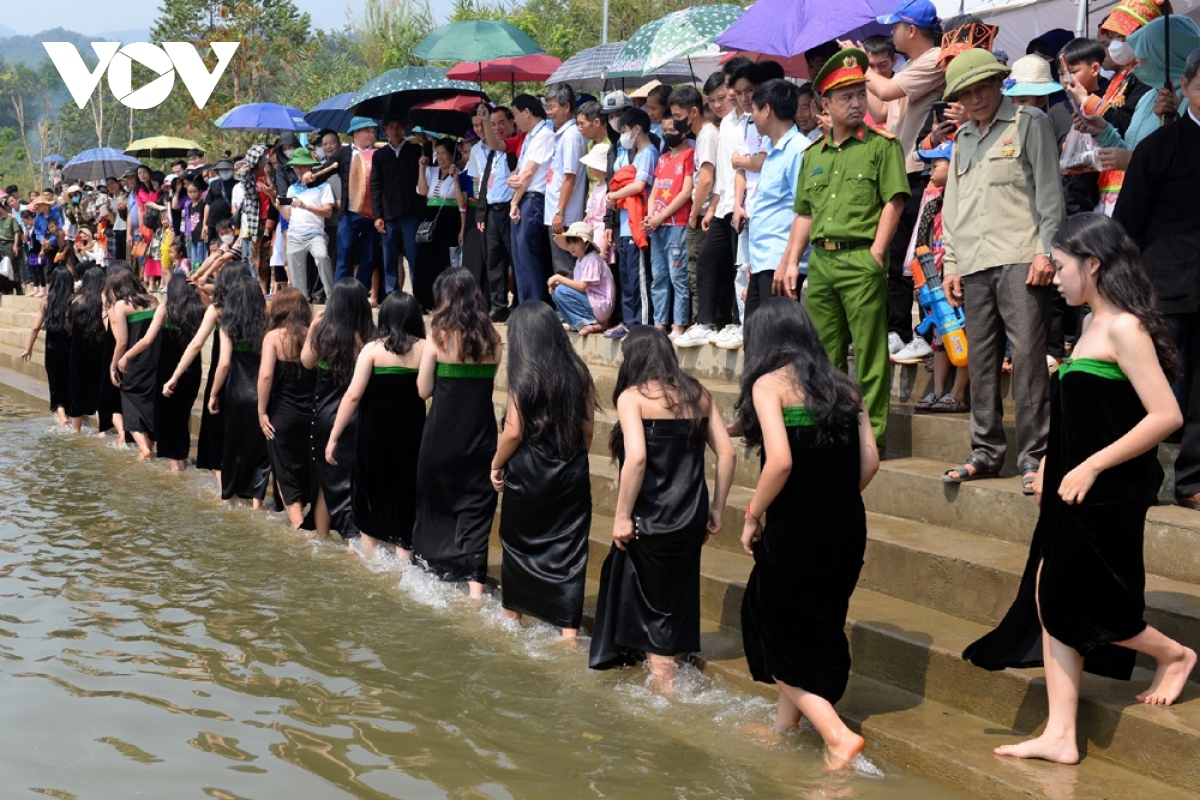The most interesting highlight of the festival is when the girls step into the stream to wash their hair