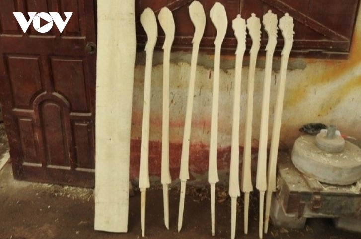 The neck of the instrument is smooth without frets. It’s about 80cm to one metre long, depending on the length of the player’s arms.