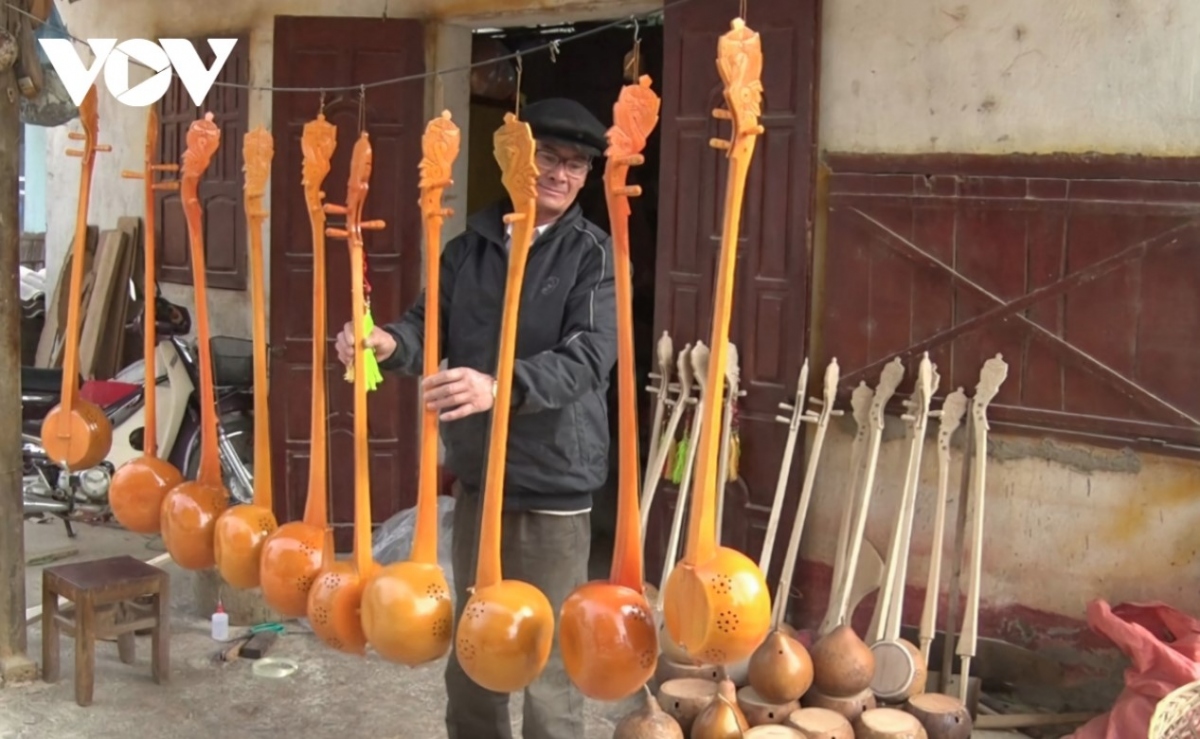 The artisan shares that making a good Tinh requires both experience and musical sense.