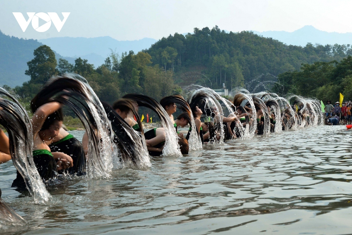 At first, strands of beautiful long black hair can be seen falling down. When signaled, all of the girls will flip their hair upward at the same time.