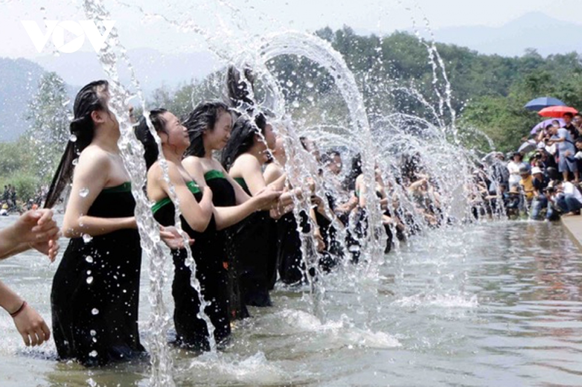Local people see it as washing away the hardships and bad luck, sending away calamities and diseases along the river as they pray for good luck.