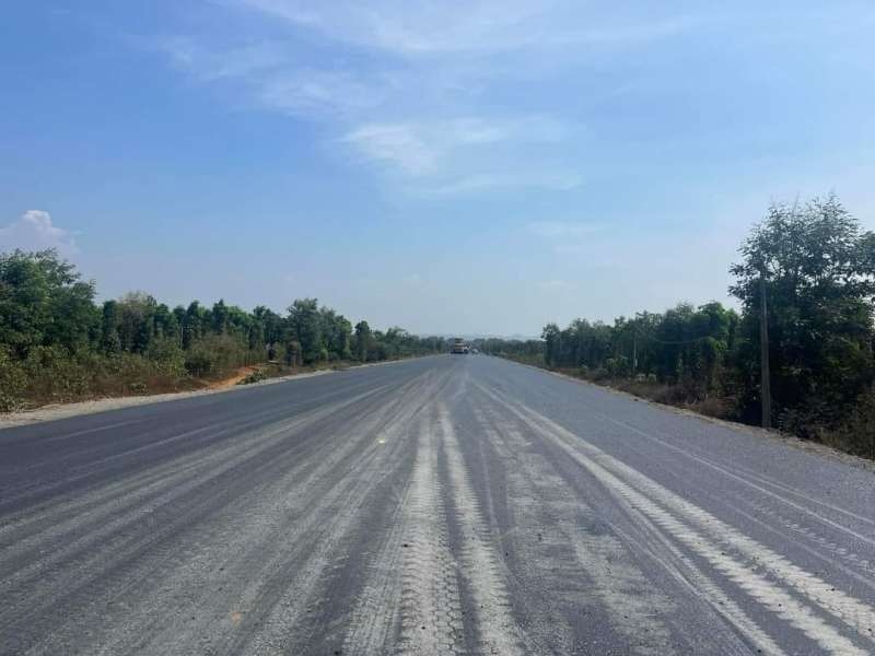 Một đoạn Dự án đầu tư xây dựng đường Hồ Chí Minh đoạn tránh Đông TP Buôn Ma Thuột (đoạn Km0 đến Km20+500) đang được thi công dang dở.