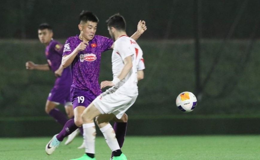 Local striker Nguyen Dinh Bac puts in a strong performance during the match.
