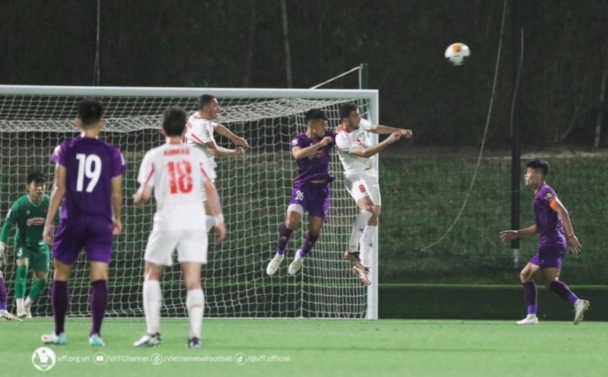 Goalkeeper Nguyen Van Viet plays the whole 90 minutes, while goalkeeper Quan Van Chuan is used only during penalty shootout.